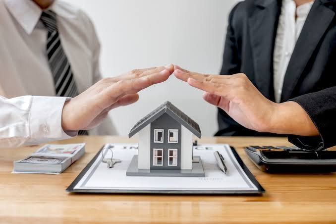 Property Lawyer vs. Real Estate Agent: What's the Difference?